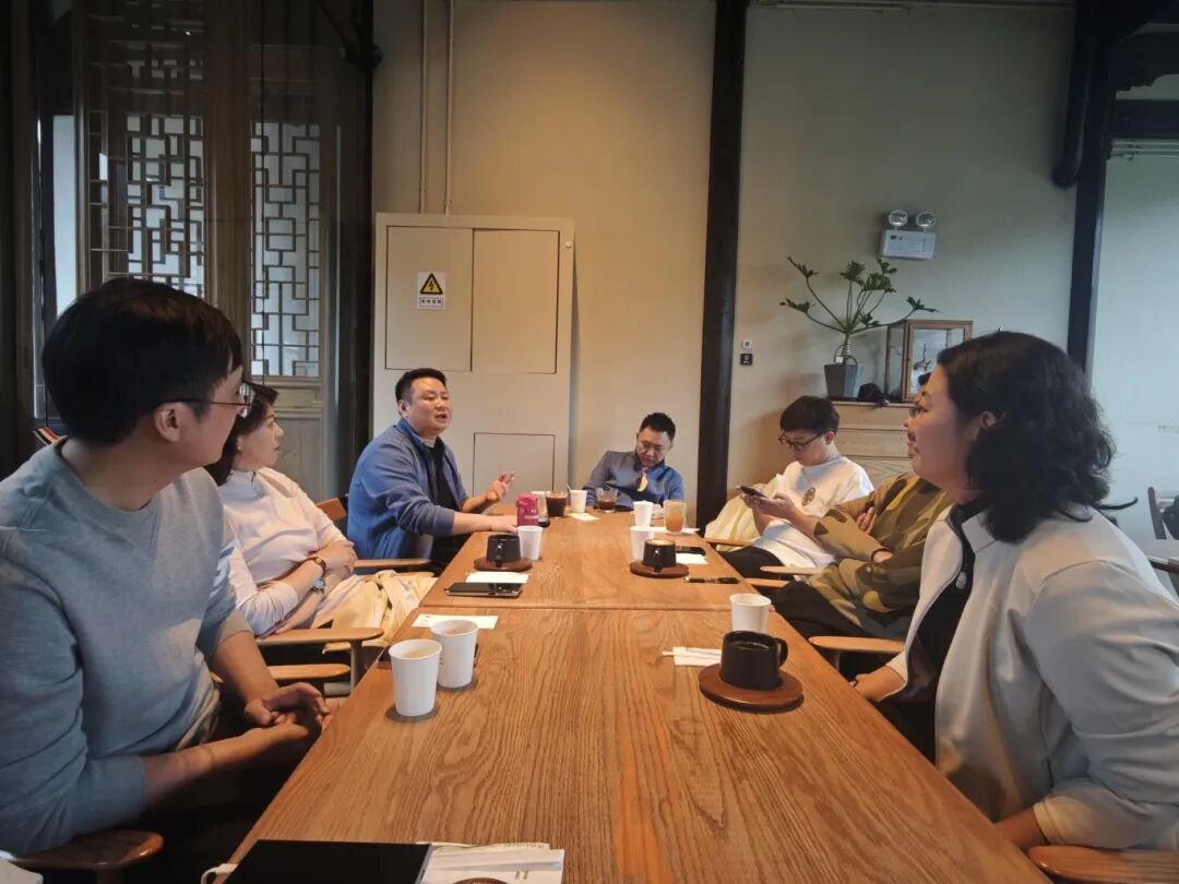 登高望远沐清风 凝心聚力促发展