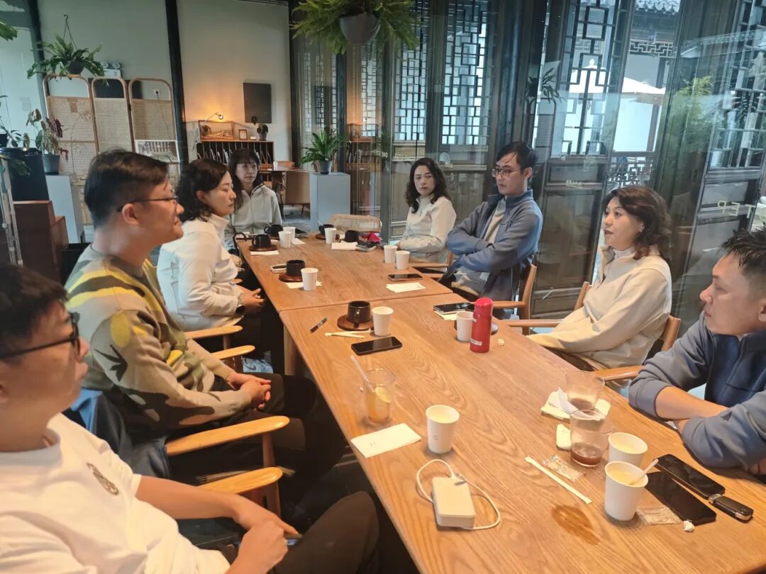 登高望远沐清风 凝心聚力促发展